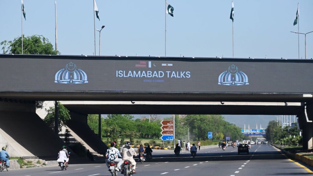 Plakat in Pakistans Hauptstadt Islamabad kündigt die (gescheiterten) Verhandlungen zwischen Iran und USA an