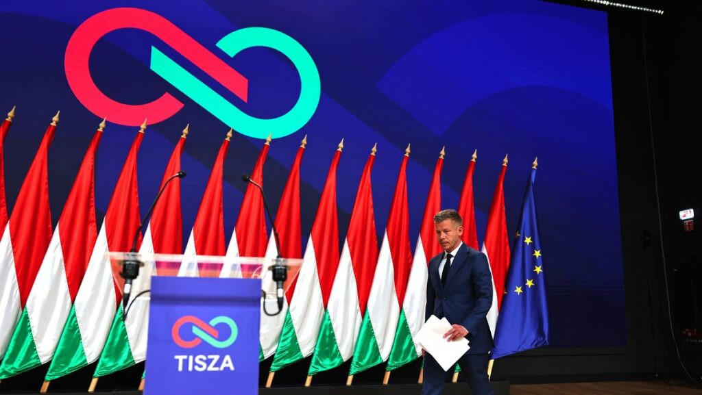 Ungarns Wahlsieger Péter Magyar auf dem Weg zu seiner Pressekonferenz