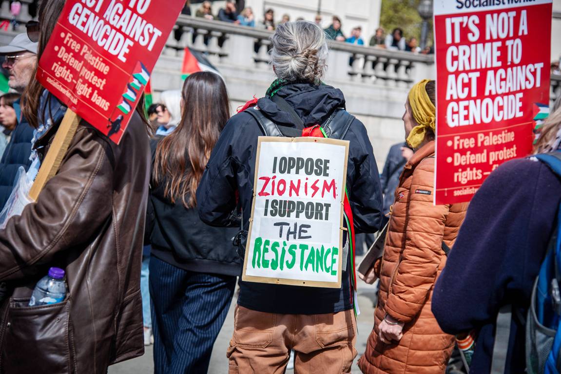 Antisemitismus als neue Normaliät: Offene Solidaritätserklärungen für die Hamas stehen auf Londons Straßen auf der Tagesordnung. (© imago images/SOPA Images)