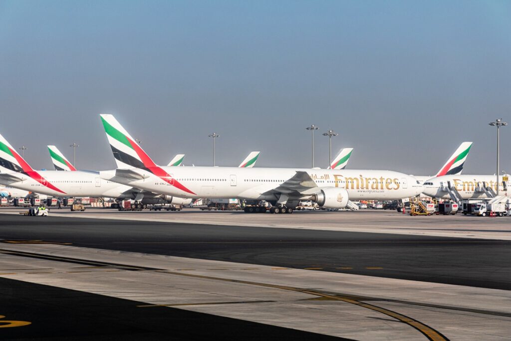Emirates-Maschinen am Dubai International Airport. (© imago images/Pond5 Images)