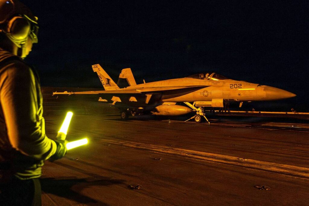 Jet der US-Navy vor dem Start von einem Flugzeugträger zu einer Operation im Iran. (© imago images/Anadolu Agency)