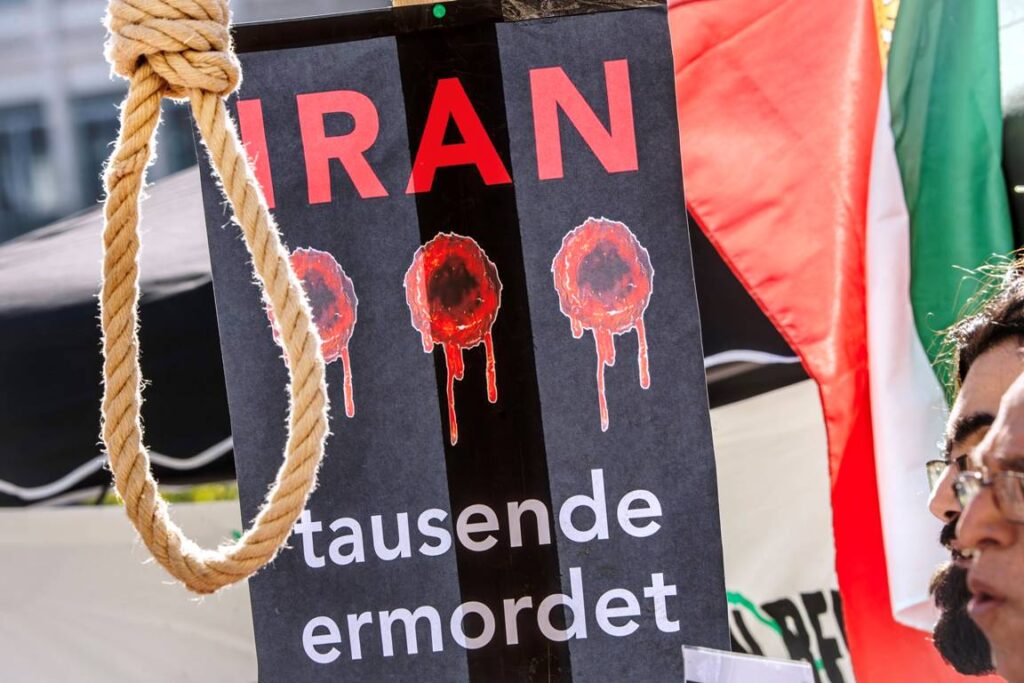 Protest gegen Hinrichtungen im Iran im München Ende April. (© imago images/Wolfgang Maria Weber)