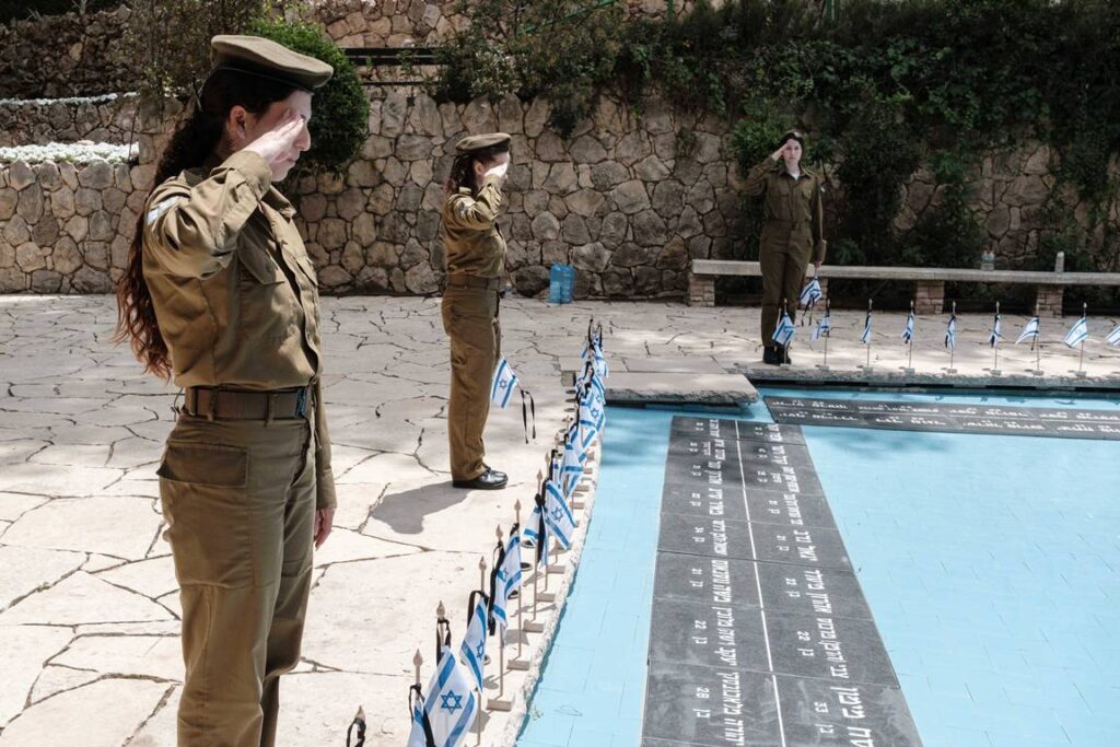 Gedenkfeier für gefallene Soldaten. Die letzten zwei Jahre waren voller großer Herausforderungen für die israelischen Streitkräfte. (© imago images/ZUMA Press Wire)