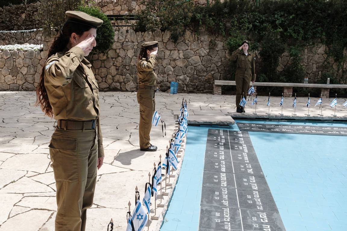 Gedenkfeier für gefallene Soldaten. Die letzten zwei Jahre waren voller großer Herausforderungen für die israelischen Streitkräfte. (© imago images/ZUMA Press Wire)
