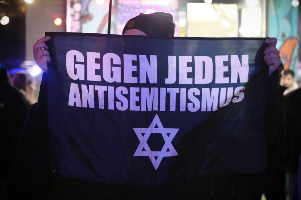 Bei antisemitischen Attacken auf Juden oder jüdische Einrichtungen bleibt breite gesellschaftliche Solidarität oft aus. (© imago images/ZUMA Press Wire)