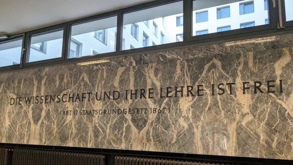 »Die Wissenschaft und ihre Lehre ist frei«: Zitat im Neuen Institutsgebäude der Universität Wien