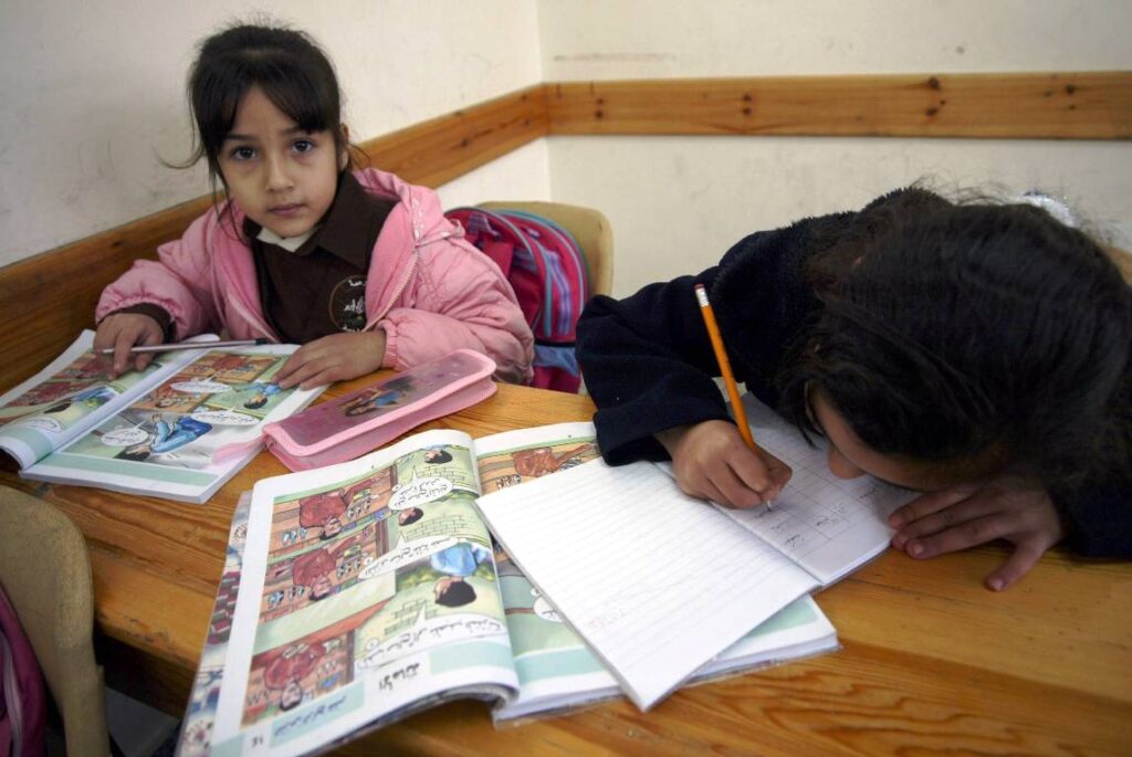 In ihren Schulbüchern werden palästinensischen Kindern Hass und die Verherrlichung von Terror gelehrt. (© imago images/UPI Photo)