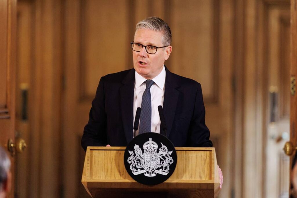 Der britische Premier Keir Starmer kündigte bei einer Rede in der Downing Street einen Paradigmenwechsel bei der Antisemitismus-Bekämpfung an. (© imago images/Avalon.red)