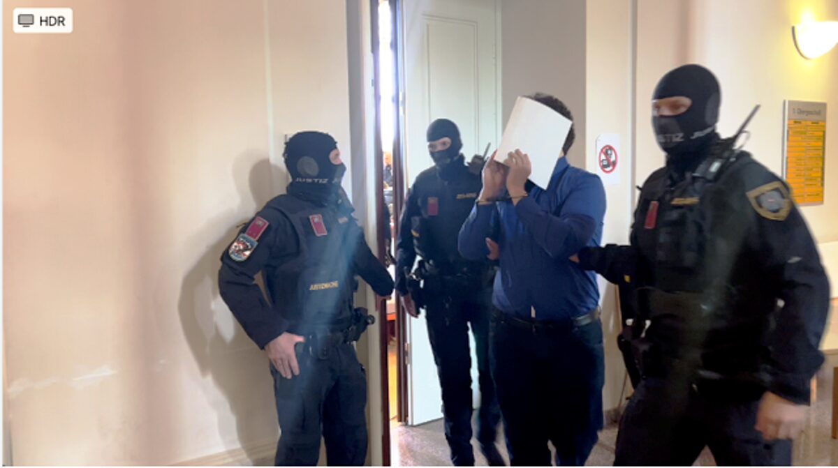 Der verhinderte Terrorist Beran A. auf dem Weg in den Gerichtssaal. (Foto: Redaktion)