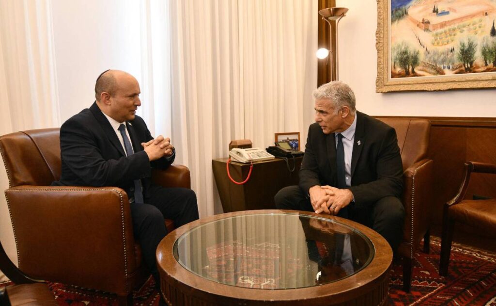 Vor der Wahl in Israel wählen Naftali Bennett (li.) und Jair Lapid (re.) eine andere strategische Option als Ex-Generalstabschef Gadi Eisenkot. (© imago images/ZUMA Press Wire)