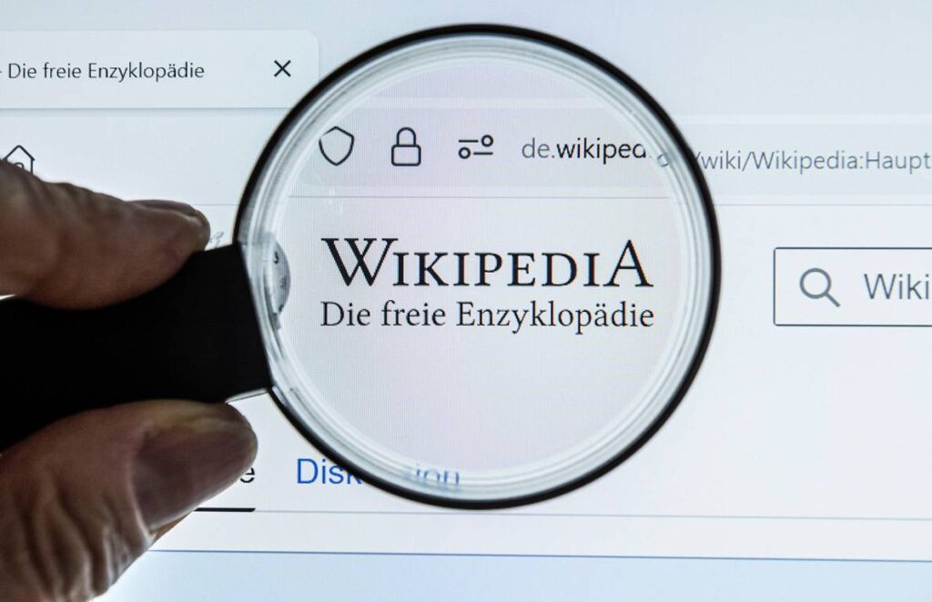 Auf Wikipedia treiben zahlreiche Redakteure, die gezielt antiisraelische Änderungen an Beiträgen vornehmen. (© imago images/Joko)