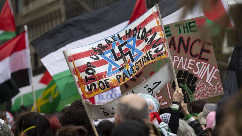 Antisemitisches Plakat auf einer Demonstration in New York