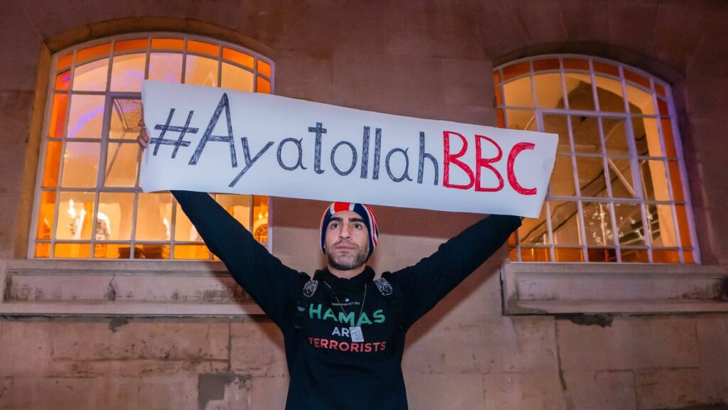 Iraner demonstriert gegen die unkritische BBC-Berichterstattung über das Regime
