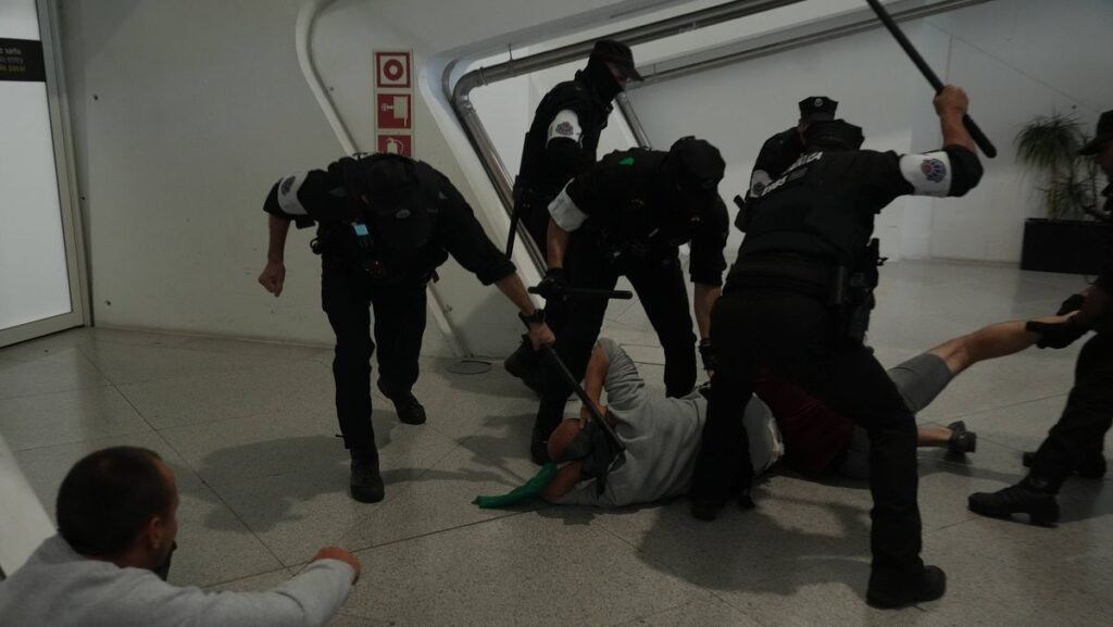 Die Polizei von Bilbao empfing die Aktivisten der Sumud-Flottille nicht sehr freundlich