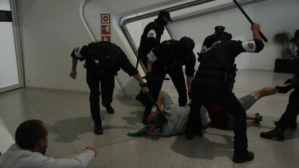Die Polizei von Bilbao empfing die Aktivisten der Sumud-Flottille nicht sehr freundlich