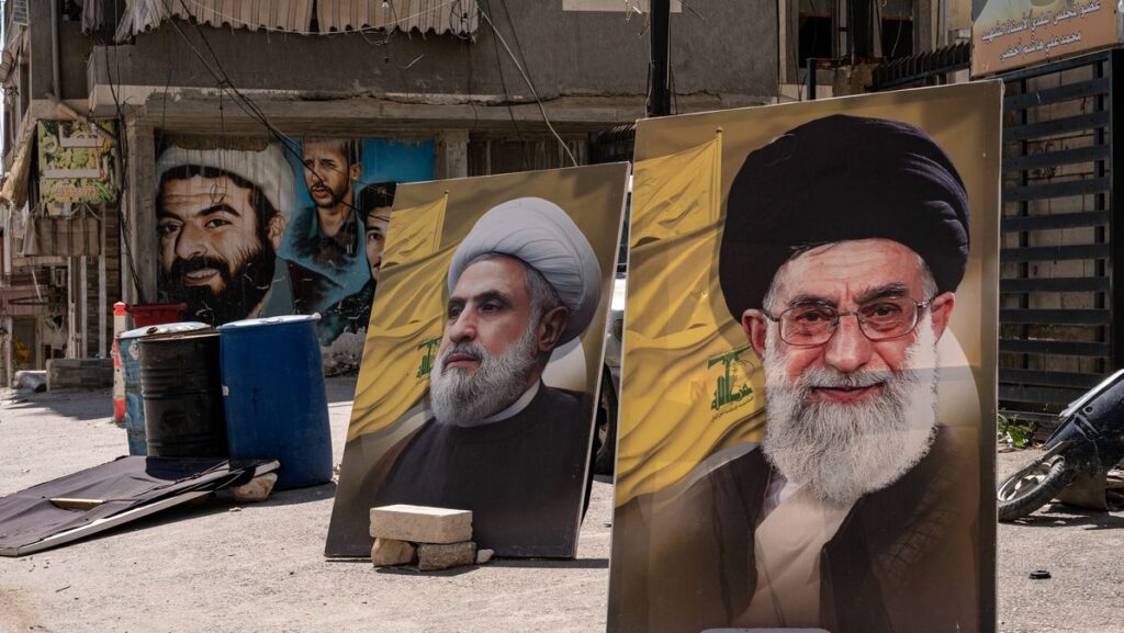 Bilder von Naim Qassem und Ali Khamenei in einem Hisbollah-dorf im Südlibanon