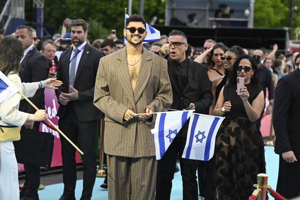 Der israelische Teilnehmer Noam Bettam bei der Eröffnung des Eurovision Song Contest in Wien