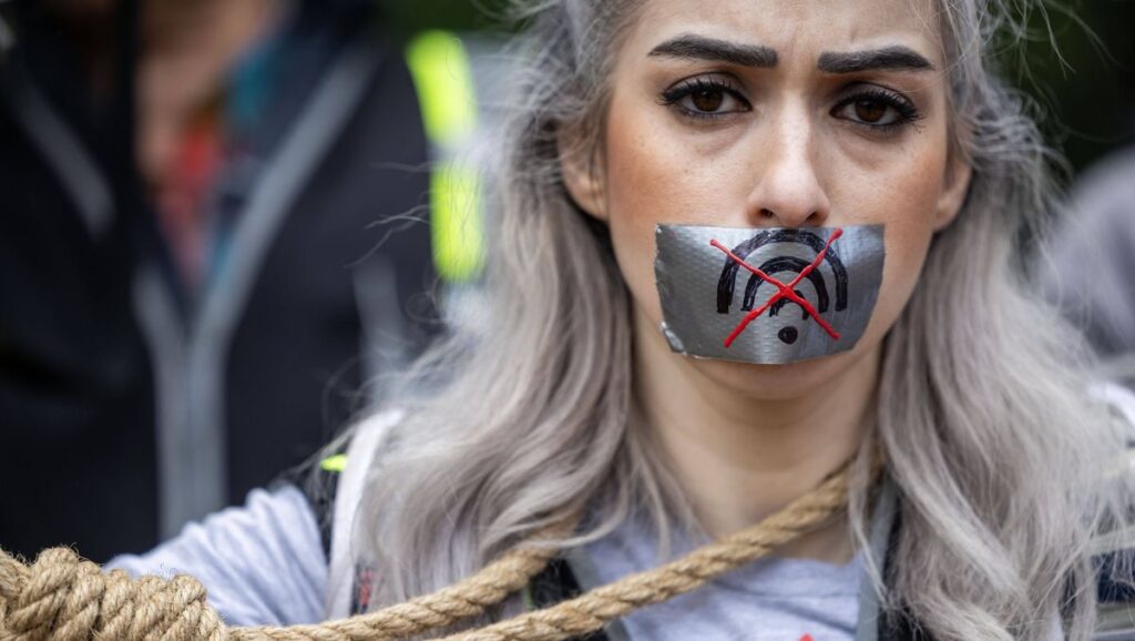 Protest gegen die Internetabschaltung durch das iranische Regime
