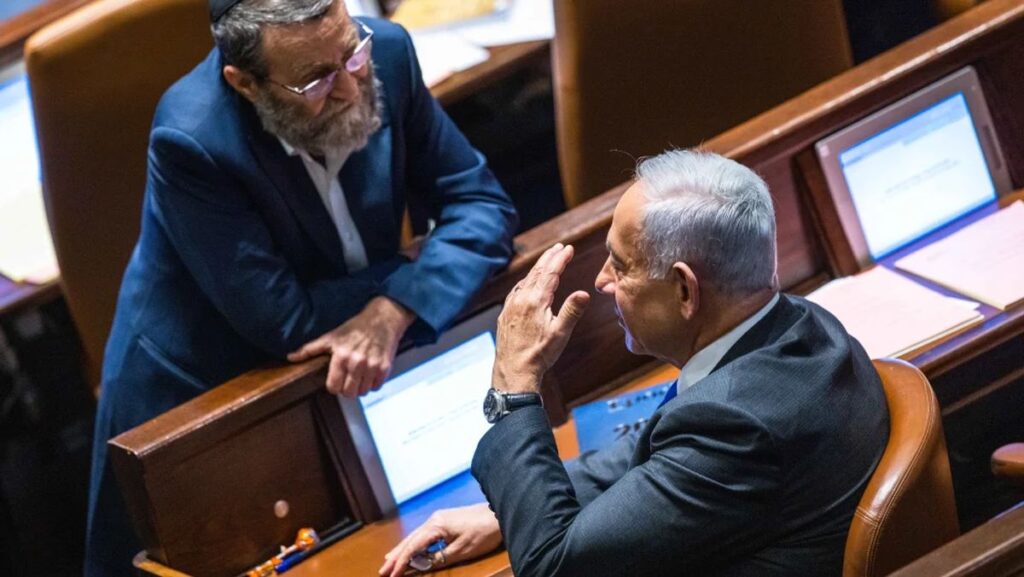 Israels Premierminister Benjamin Netanjahu mit dem Degel-HaTorah-Abgeordneten Moshe Gafni in der Knesset