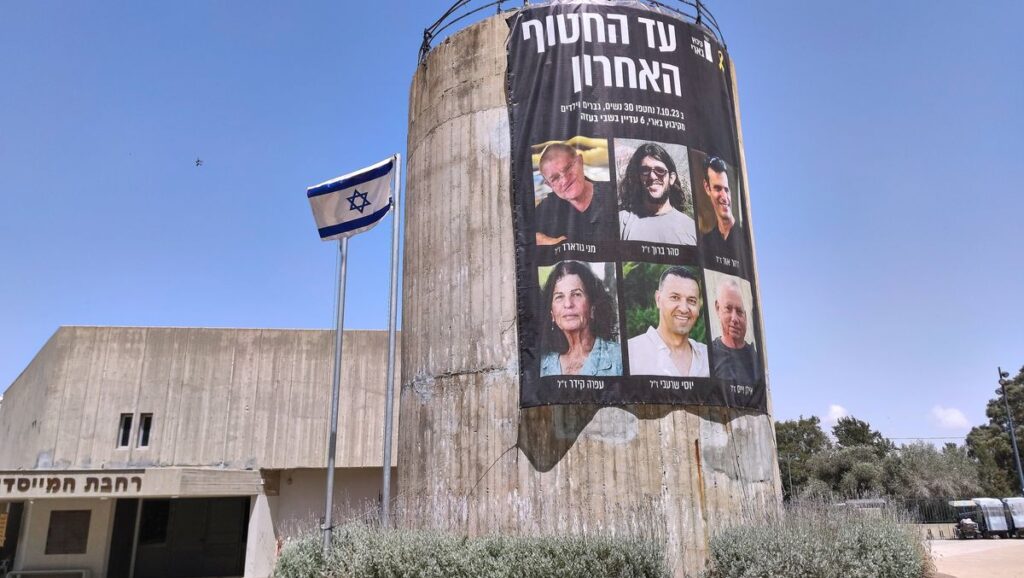 Bilder von Opfern des Hamas-Angriffs am 7. Oktober 2023 im Kibbuz Be‘eri