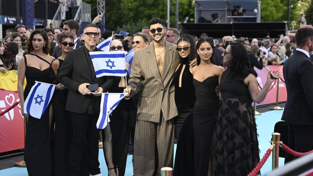Der israelische Teilnehmer Noam Bettam bei der Eröffnung des Eurovision Song Contest in Wien