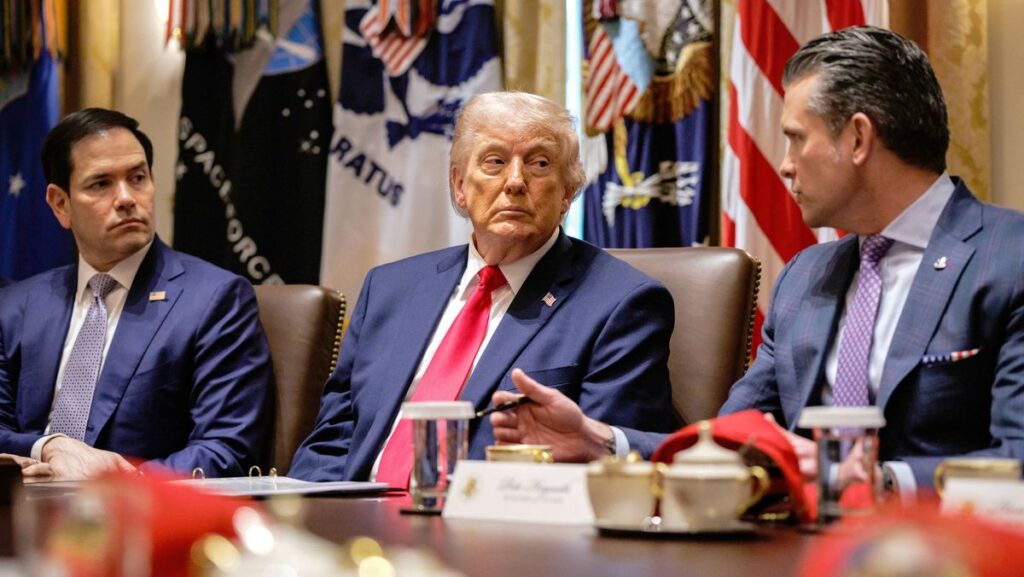 US-Präsident Trump mit Außenminister Rubio und Kriegsminister Hegseth