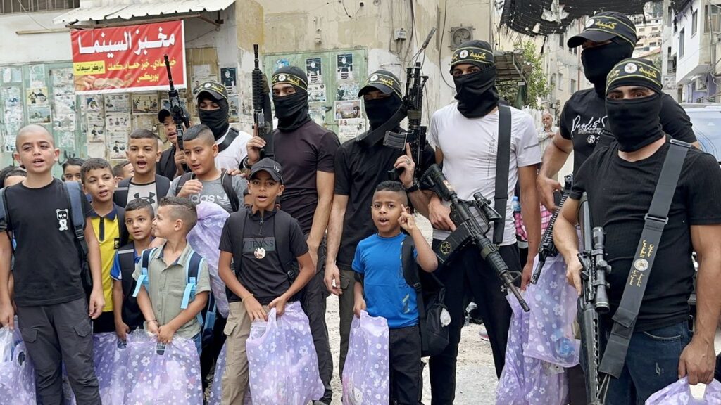 Nicht nur politisch, auch sozial: Dschenin-Bataillon verteilt Schulsachen an Kinder im Westjordanland