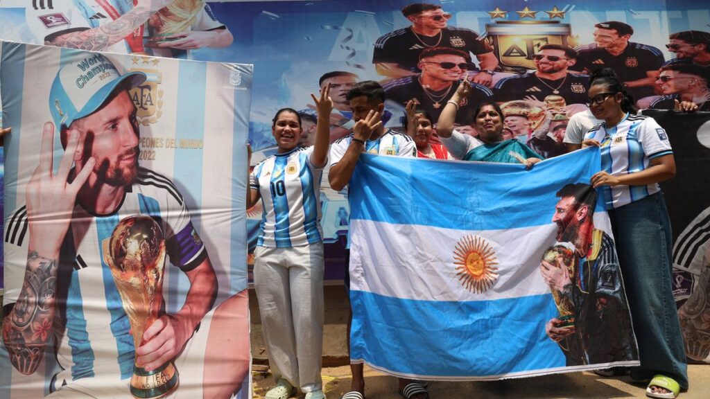 Argentinien-Fanns feiern Lionel Messis Hattrick gegen Algerien