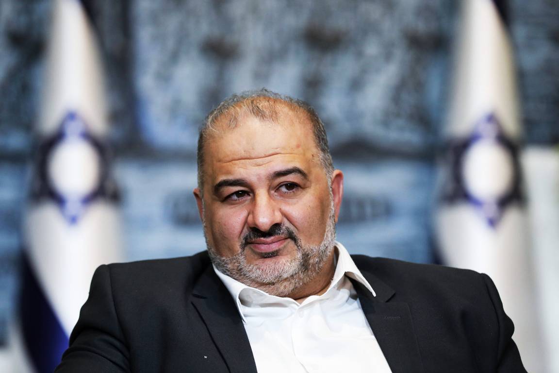Ra'am-Vorsitzender Mansour Abbas führte 2021 zum ersten Mal eine arabische Partei in eine israelische Regierungskoalition. (© imago images/UPI Photo)