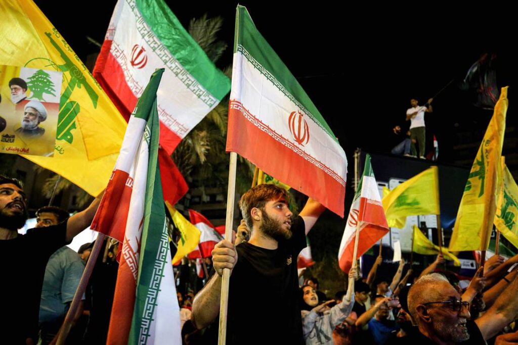 Auf einer Kundgebung am 10. Juni macht die Hisbollah klar, wem ihre Loyalität gilt: nicht dem Libanon, sondern dem iranischen Regime. (© imago images/ZUMA Press Wire)