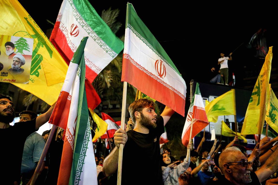 Auf einer Kundgebung am 10. Juni macht die Hisbollah klar, wem ihre Loyalität gilt: nicht dem Libanon, sondern dem iranischen Regime. (© imago images/ZUMA Press Wire)