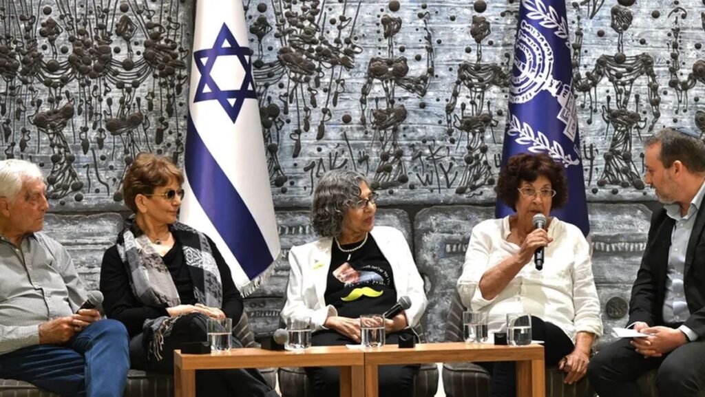 Edi Mor, Esther Meir, Hadassah Lazar, Nadia Cohen and Rabbi Elhanan Miller bei der Zeremonie zum Gedenken an den Farhud im Irak