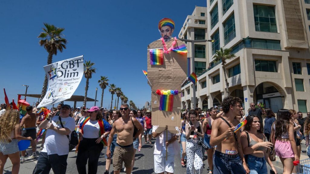 Tel-Aviv-Pride: Spott über den homophoben Klerikalismus des iranischen »Gayatollah«