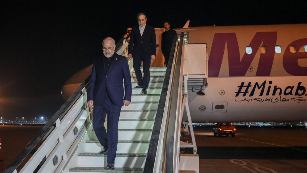 Irans Delegationsleiter Ghalibaf und Araghchi bei ihrer Rückkehr von den Verhandlungen mit den USA
