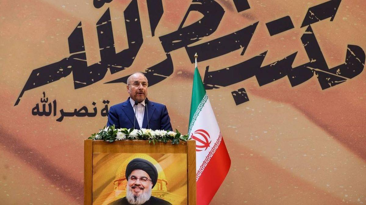 Der iranische Verhandlungsführer Gahlibaf mit einem Bild des ehemaligen Hisbollah-Führers Nasrallah