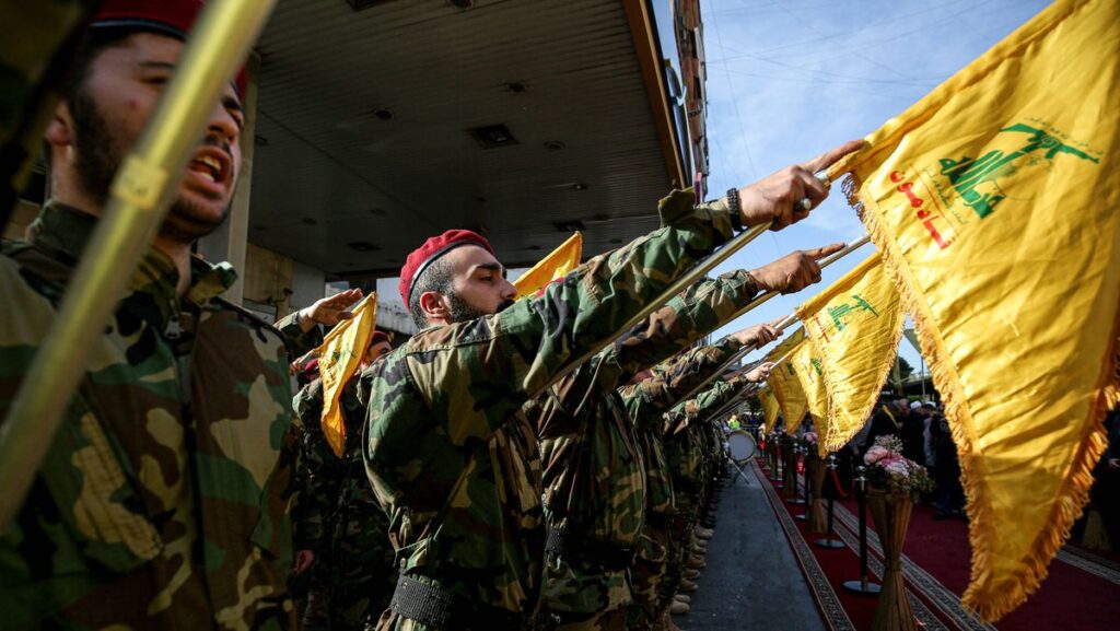 Sucht man in österreichischen Zeitungen oft vergeblich: Hisbollah-Kämpfer und ihre Angriffe auf Israel