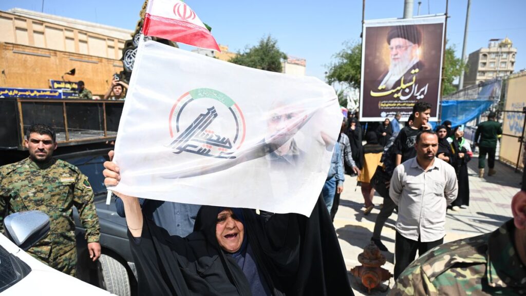 Mitglieder der Hashd al-Sahaabi demonstrieren im irakischen Basra gegen US-Angriffe auf den Iran