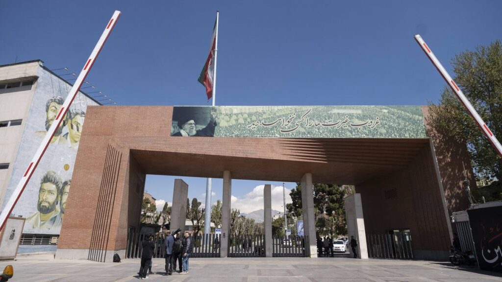 Eingang der Sharif-Universität für Technologie in der iranischen Hauptstadt Teheran