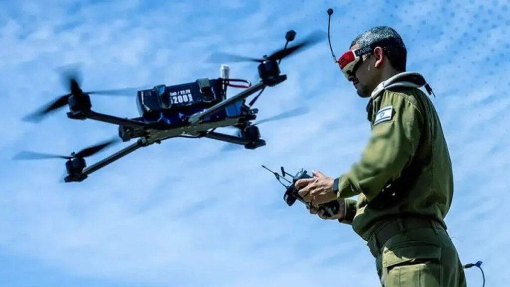 Mitglied der Yiftach-Einheit der IDF mit einer »Atalef«-Drohne
