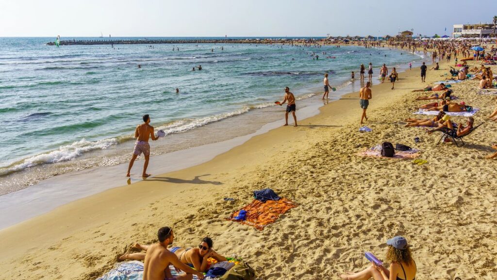 Glückliches Israel: Eine Runde Matkot am Strand von Tel Aviv
