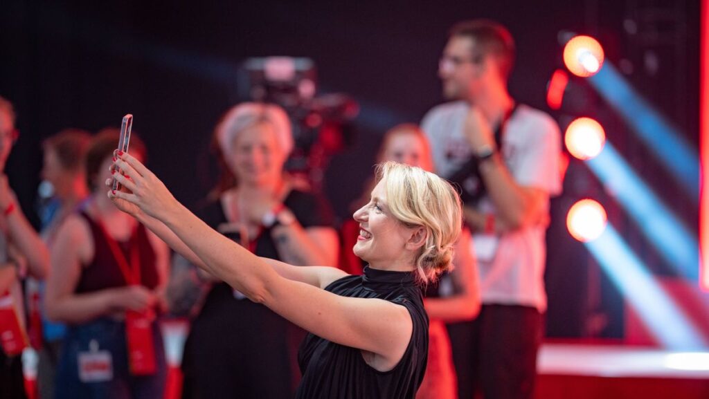 Erst Genozid, dann Selfie: Ines Schwerdtner auf dem Linken-Parteitag