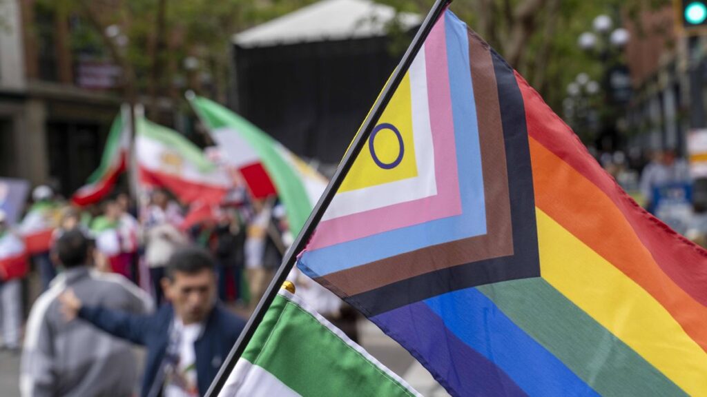 Demonstration gegen das iranische Regime vor dem Fußball-Stadion in Seattle