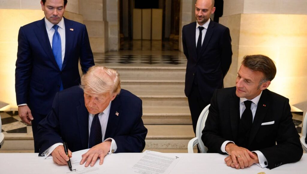 Trump unterzeichnet in Versailles die Absichtserklärung zwischen den USA und dem Iran