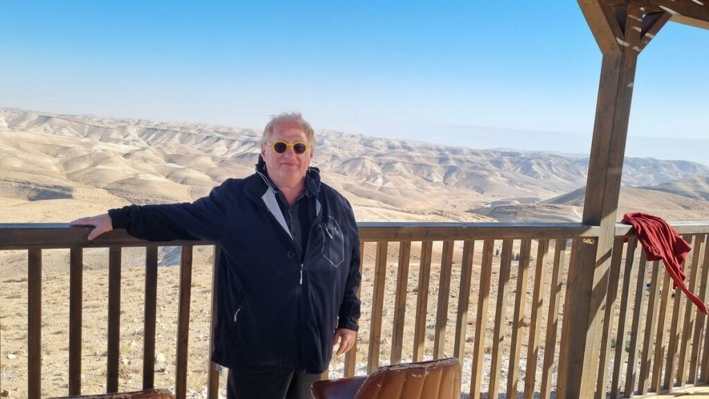 Tuvia Tenenbom in einer Siedlung mit Blick über das Westjordanland