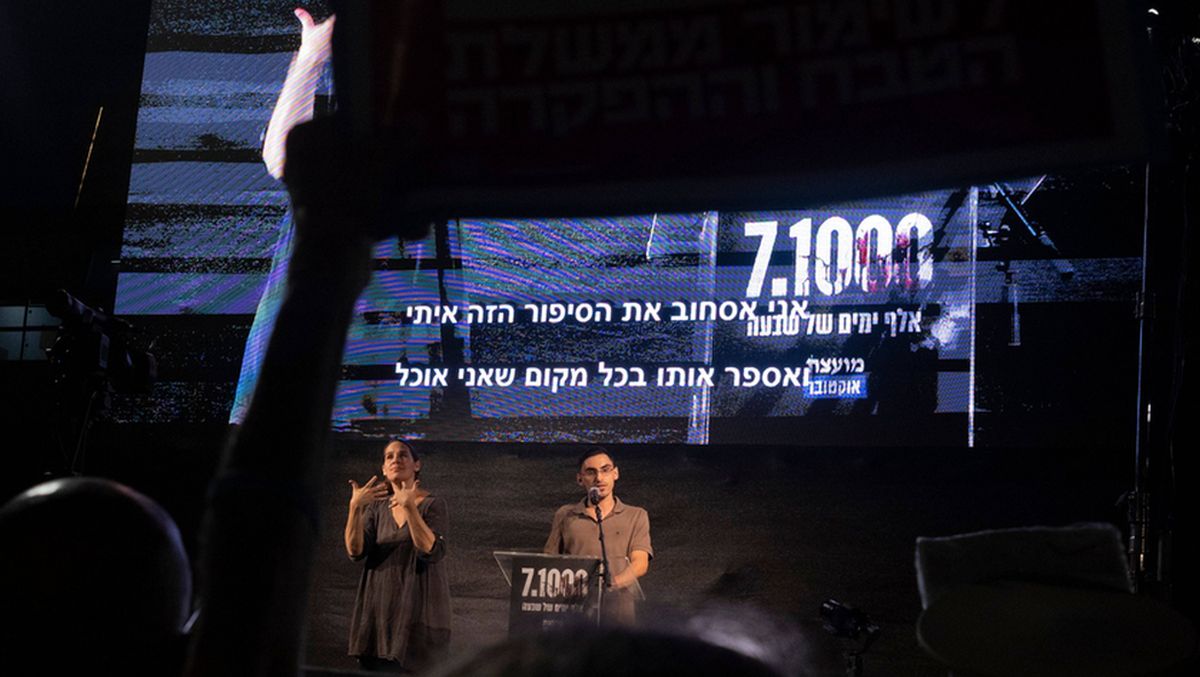 1.000 Tage seit dem 7. Oktober: Ex-Geisel Rom Braslavski spricht auf Gedenk- und Protestveranstaltung in Tel Aviv