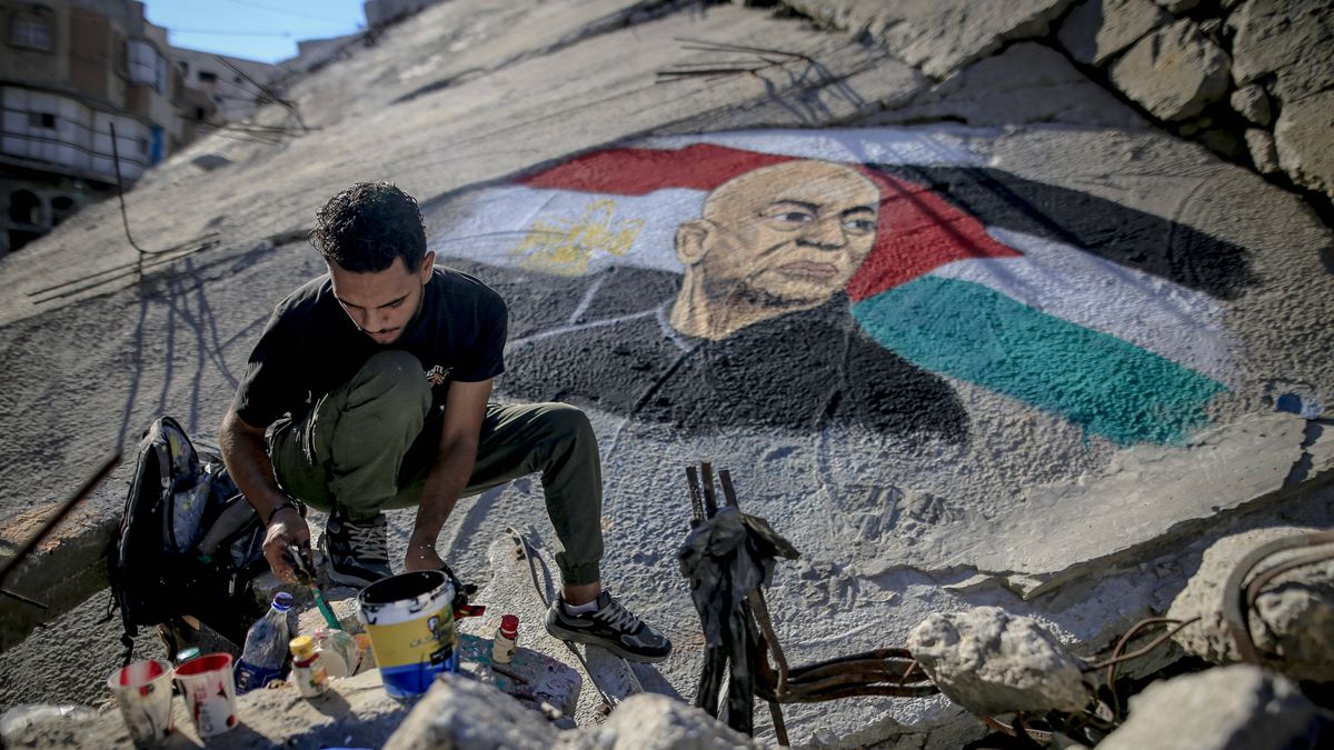 Obai Al-Karshali malt Porträt des ägyptischen Trainers Hossam Hassan auf Trümmer eines Hauses in Gaza