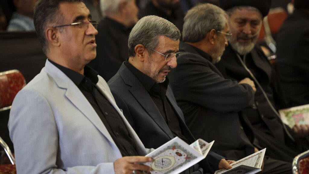 Irans Ex-Präsident Ahmadinedschad bei Ali Khameneis Beerdigungszeremonie in Teheran