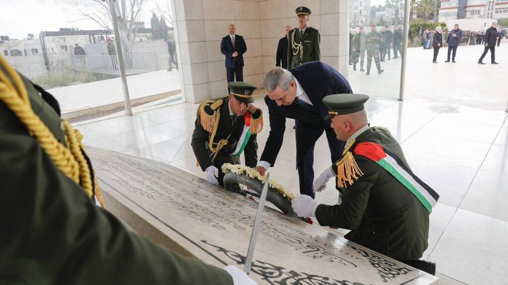 PA-Vizepräsident Hussein al-Sheikh am Grab von PLO-Führer Jassir Arafat