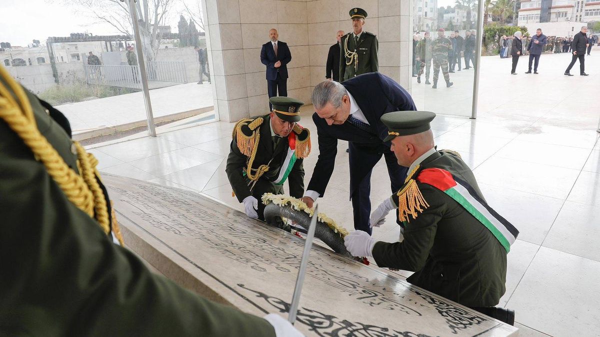 PA-Vizepräsident Hussein al-Sheikh am Grab von PLO-Führer Jassir Arafat