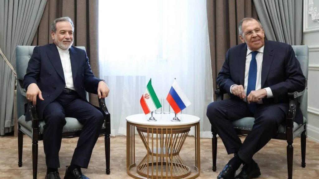 Waffen für Ukrainekrieg: Der iranische Außenminister Araghchi bei seinem russischen Amtskollegen Lawrow